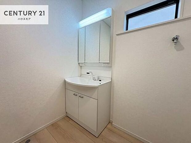 小窓付きの明るい洗面室です!湿気もすぐに入れ替えができて清潔に保つことができます!自然光が差し込むのでお化粧の仕上がりも良くなりますね!