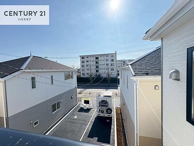 晴れた日には青い空を見渡せる開放的な時間を楽しめます。気持ちの良い風が通り抜ける街並みです!