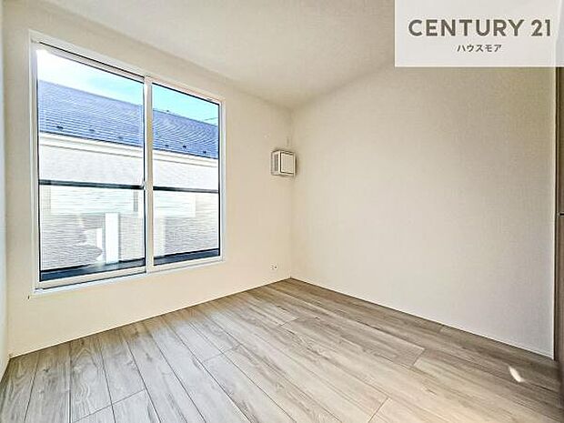 大きな窓からバルコニーへ出入り可能な洋室。開放感があり、心地よく過ごせます。(同仕様)