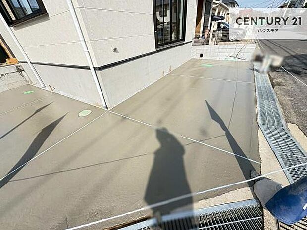 駐車スペースは2台分あります!セカンドカーはもちろん、バイクや自転車なども置き場所に困りません。