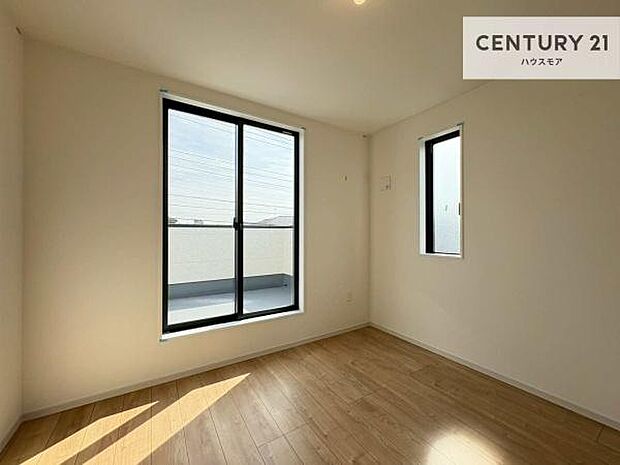 優しい光が差し込む洋室は、朝の目覚めも気持ちが良さそうですね。おうち時間もゆったりと過ごすことができます。