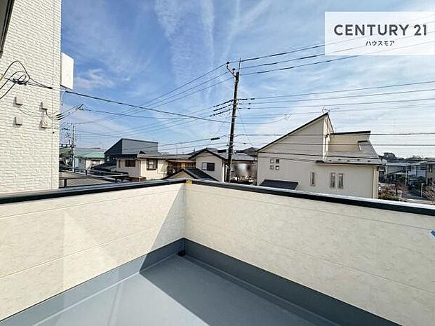 晴れた日には青い空を見渡せる開放的な時間を楽しめます。気持ちの良い風が通り抜ける街並みです!