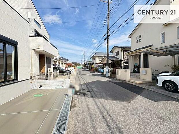 前面道路は6m×5.92m!陽当り良好な立地です。車庫入れが苦手な方も安心ですね。