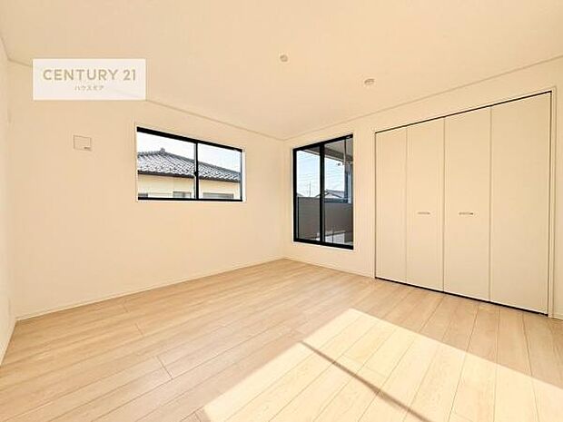 バルコニーに面している洋室です。明るく温もりがあり、換気もしっかりできます!朝起きて、外に出て背伸びをしつつ深呼吸をし良い朝を迎え入れることができます。