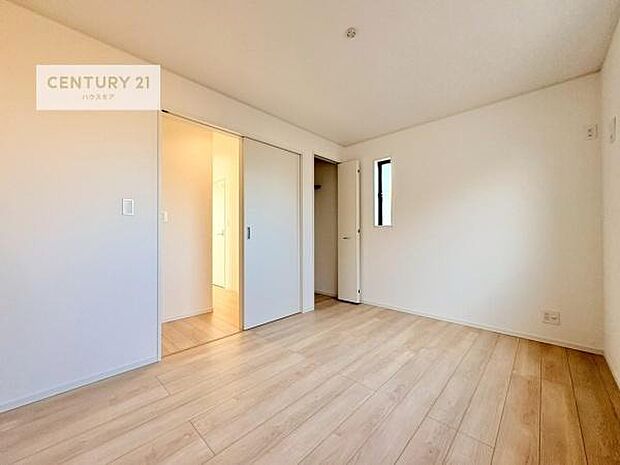 掃き出し窓がないお部屋は、お子様のお部屋としても安心です!収納スペースも充実しているので散らかったお部屋をサッと片付けられます!