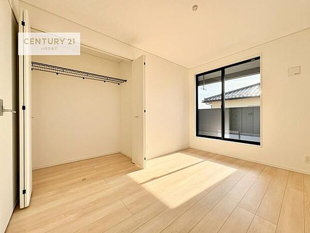 各居室収納付き!急なお客様が来客しても散らかったお部屋をサッと片付けられます!お部屋のスペースが生まれゆとりあるお部屋を演出することが出来ます!