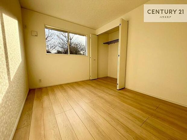 収納スペースがついています!居室をスッキリ整頓する事ができますね。家具を選ばないシンプルなデザインの為、家具を選ばずお気に入りの空間作りができそうですね。