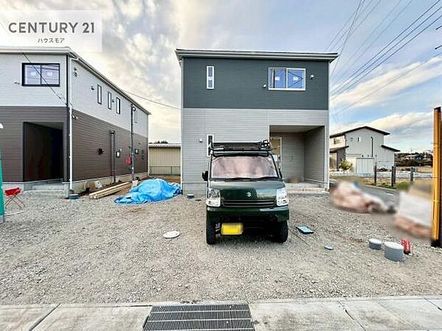 駐車スペースは2台分あります!セカンドカーはもちろん、バイクや自転車なども置き場所に困りません。