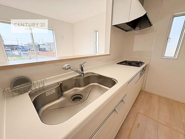 大人気の対面式システムキッチンを採用しています!ご家族のコミュニケーションが自然と増える設計です。お子様にも目が届くので嬉しいですね。収納力もあります!(同仕様)