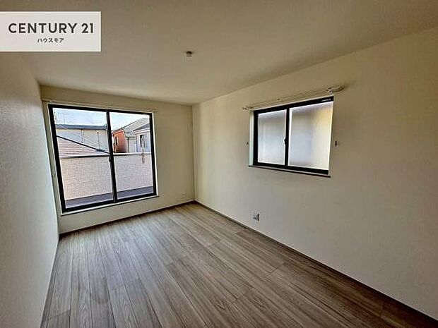 バルコニーに面している洋室です。明るく温もりがあり、換気もしっかりできます!朝起きて、外に出て背伸びをしつつ深呼吸をし良い朝を迎え入れることができます。