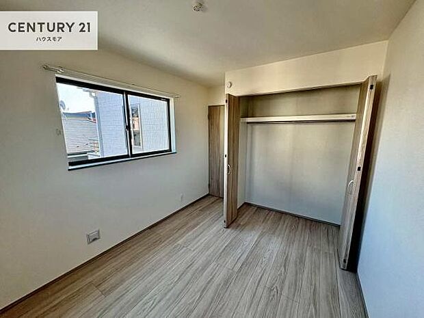 掃き出し窓がないお部屋は、お子様のお部屋としても安心です!収納スペースも充実しているので散らかったお部屋をサッと片付けられます!