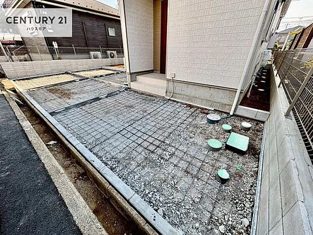 駐車スペースは3台分あります!セカンドカーはもちろん、バイクや自転車なども置き場所に困りません。