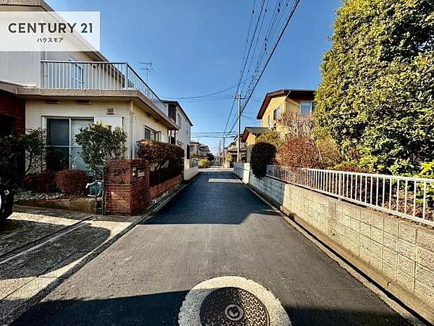 前面道路は4.4m!陽当り良好な立地です。車庫入れが苦手な方も安心ですね。
