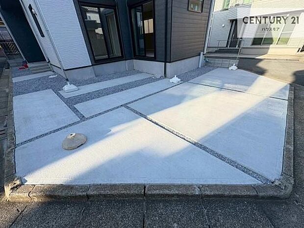 駐車スペースは2台分あります!セカンドカーはもちろん、バイクや自転車なども置き場所に困りません。