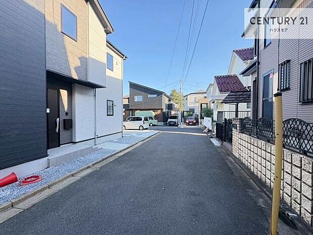 前面道路は5m×5m!陽当り良好な立地です。車庫入れが苦手な方も安心ですね。