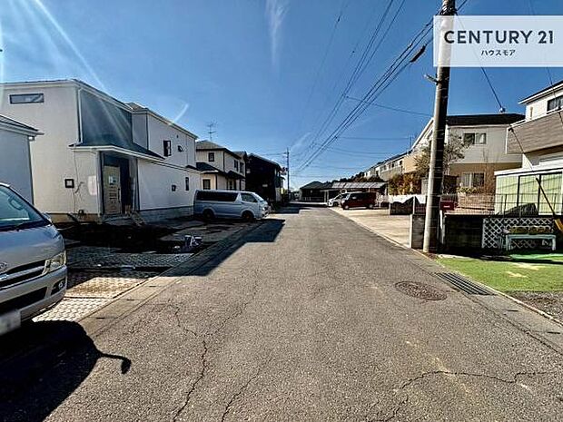 前面道路は6m!陽当り良好な立地です。車庫入れが苦手な方も安心ですね。