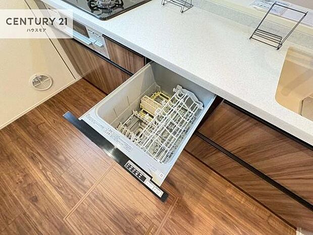 食洗機付きのキッチンです!忙しい時や手荒れ防止として大変活躍する便利な仕様です!ビルトインなのでキッチンの場所を取らず調理スペースを広く使うことが出来ます!