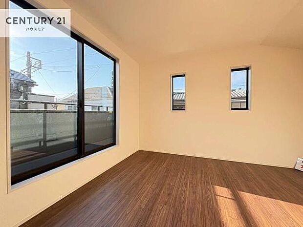 バルコニーに面している洋室です。明るく温もりがあり、換気もしっかりできます!朝起きて、外に出て背伸びをしつつ深呼吸をし良い朝を迎え入れることができます。