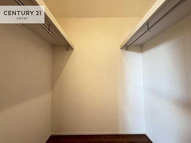 ウォークインクローゼット付きです。たくさんのお洋服などを収納しておけそうですね！他にも扇風機や加湿器など季節物の大きな家電も収納できます！