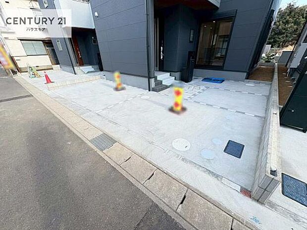 駐車スペースは2台分あります!セカンドカーはもちろん、バイクや自転車なども置き場所に困りません。