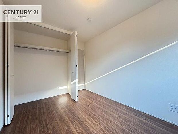 収納スペースがついています!居室をスッキリ整頓する事ができますね。家具を選ばないシンプルなデザインの為、家具を選ばずお気に入りの空間作りができそうですね。