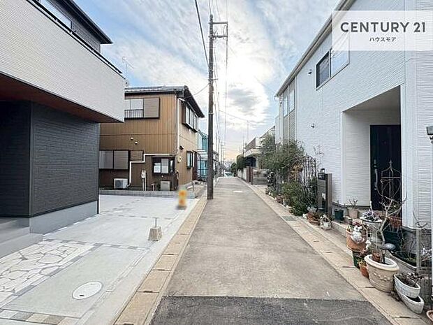 前面道路4m!陽当り良好な立地です。車庫入れが苦手な方も安心ですね。