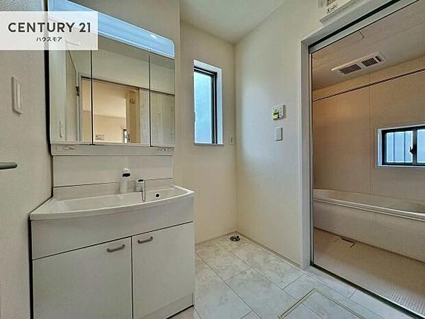 小窓付きの明るい洗面室です!湿気もすぐに入れ替えができて清潔に保つことができます!自然光が差し込むのでお化粧の仕上がりも良くなりますね!