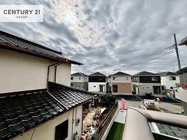 晴れた日には青い空を見渡せる開放的な時間を楽しめます。気持ちの良い風が通り抜ける街並みです!