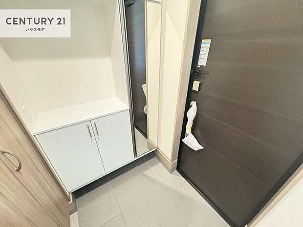 シューズボックス付きなので、玄関が片付きお掃除がしやすいです!スッキリした玄関で戸を開けた瞬間、清潔感のある心地いい空間が出迎えてくれます。