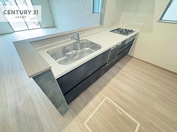 大人気の対面式システムキッチンを採用しています!ご家族のコミュニケーションが自然と増える設計です。お子様にも目が届くので嬉しいですね!広々使えて快適に作業が進みます。