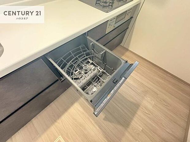 食洗機付きのキッチンです!忙しい時や手荒れ防止として大変活躍する便利な仕様です!ビルトインなのでキッチンの場所を取らず調理スペースを広く使うことが出来ます!
