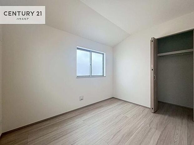 掃き出し窓がないお部屋は、お子様のお部屋としても安心です!収納スペースも充実しているので散らかったお部屋をサッと片付けられます!