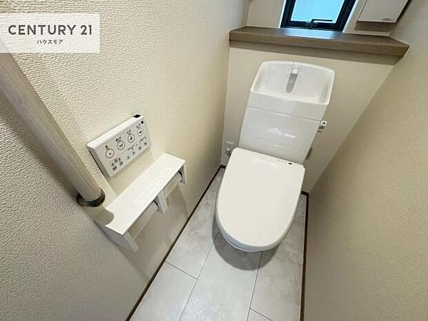 1・2階にトイレがございます!朝の忙しい時間帯も待たずにすみそうですね。白を基調とした清潔感のあるトイレでお手入れがしやすいです!