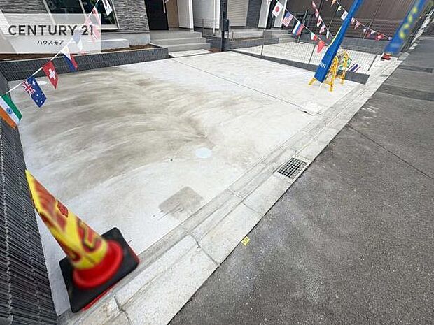 駐車スペースは2台分あります!セカンドカーはもちろん、バイクや自転車なども置き場所に困りません。