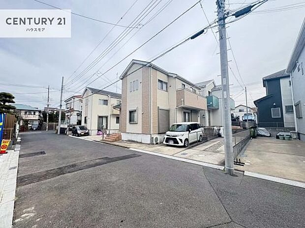 前面道路6m!陽当り良好な立地です。車庫入れが苦手な方も安心ですね。