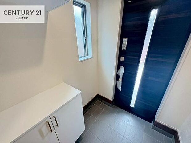 シューズボックス付きなので、玄関が片付きお掃除がしやすいです!スッキリした玄関で戸を開けた瞬間、清潔感のある心地いい空間が出迎えてくれます。