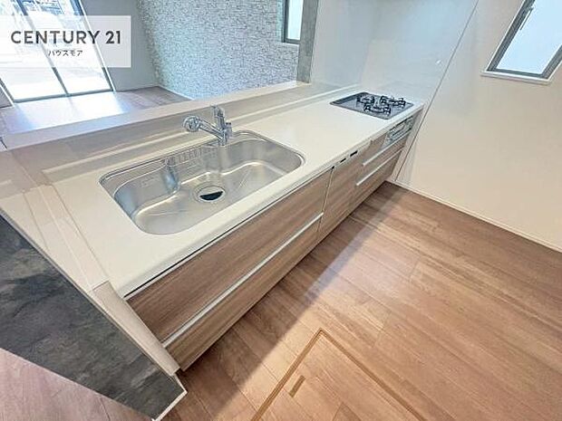 大人気の対面式システムキッチンを採用しています!ご家族のコミュニケーションが自然と増える設計です。お子様にも目が届くので嬉しいですね!広々使えて快適に作業が進みます。