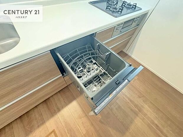 食洗機付きのキッチンです!忙しい時や手荒れ防止として大変活躍する便利な仕様です!ビルトインなのでキッチンの場所を取らず調理スペースを広く使うことが出来ます!