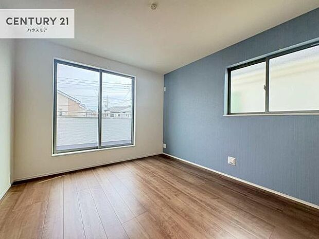 バルコニーに面している洋室です。明るく温もりがあり、換気もしっかりできます!朝起きて、外に出て背伸びをしつつ深呼吸をし良い朝を迎え入れることができます。