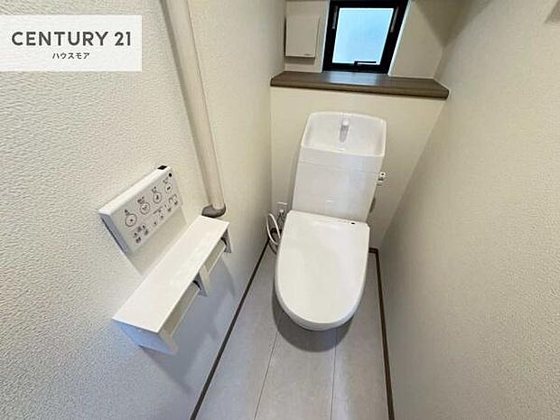 1・2階にトイレがございます!朝の忙しい時間帯も待たずにすみそうですね。白を基調とした清潔感のあるトイレでお手入れがしやすいです!