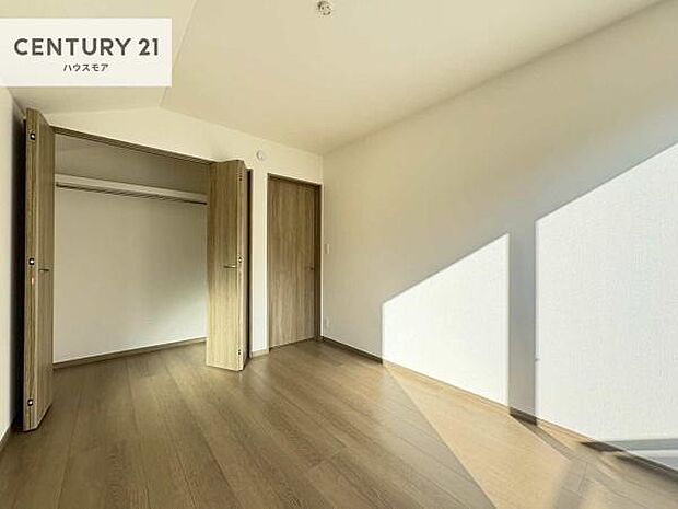 収納スペースがついています!居室をスッキリ整頓する事ができますね。家具を選ばないシンプルなデザインの為、家具を選ばずお気に入りの空間作りができそうですね。