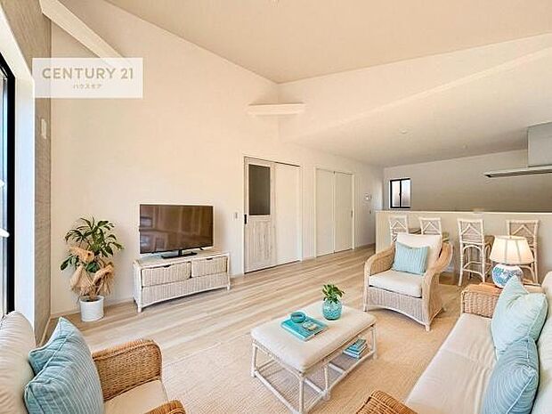 家具はCGパースです。開放感のある広々LDK!ソファーやダイニングテーブルを置いても窮屈にならないので快適に過ごせます!コミュニケーションが取りやすいリビングです!