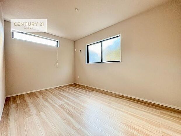 優しい光が差し込む洋室は、朝の目覚めも気持ちが良さそうですね。おうち時間もゆったりと過ごすことができます。優しい色合いのフローリングがどんな家具にもマッチします!