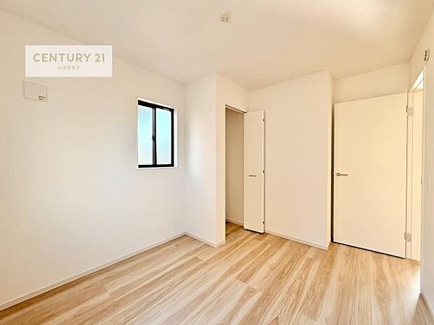 収納スペースがついています!居室をスッキリ整頓する事ができますね。家具を選ばないシンプルなデザインの為、家具を選ばずお気に入りの空間作りができそうですね。