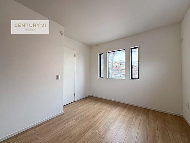 優しい光が差し込む洋室は、朝の目覚めも気持ちが良さそうですね。おうち時間もゆったりと過ごすことができます。優しい色合いのフローリングがどんな家具にもマッチします！