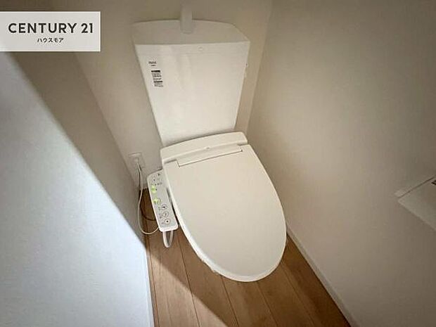 1・2階にトイレがございます!朝の忙しい時間帯も待たずにすみそうですね。白を基調とした清潔感のあるトイレでお手入れがしやすいです!