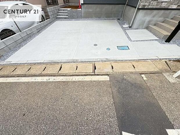 駐車スペースは2台分あります!セカンドカーはもちろん、バイクや自転車なども置き場所に困りません。