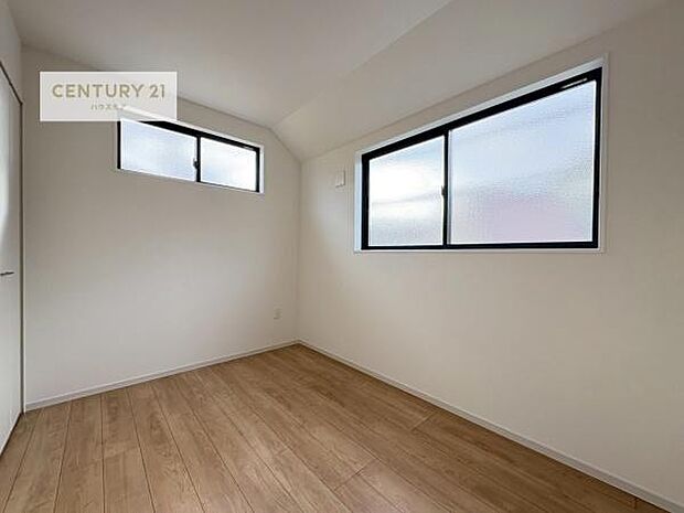 2面採光を確保した明るい室内は、風通しも良く、明るく大変居心地の良い空間となっております。リラックスして過ごせる心地の良いお部屋です!朝の目覚めがスッキリしますね!