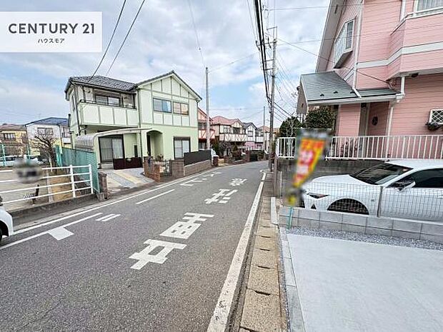 前面道路は6m×6m!陽当り良好な立地です。車庫入れが苦手な方も安心ですね。