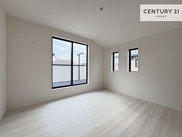 バルコニーに面している洋室です。明るく温もりがあり、換気もしっかりできます!朝起きて、外に出て背伸びをしつつ深呼吸をし良い朝を迎え入れることができます。